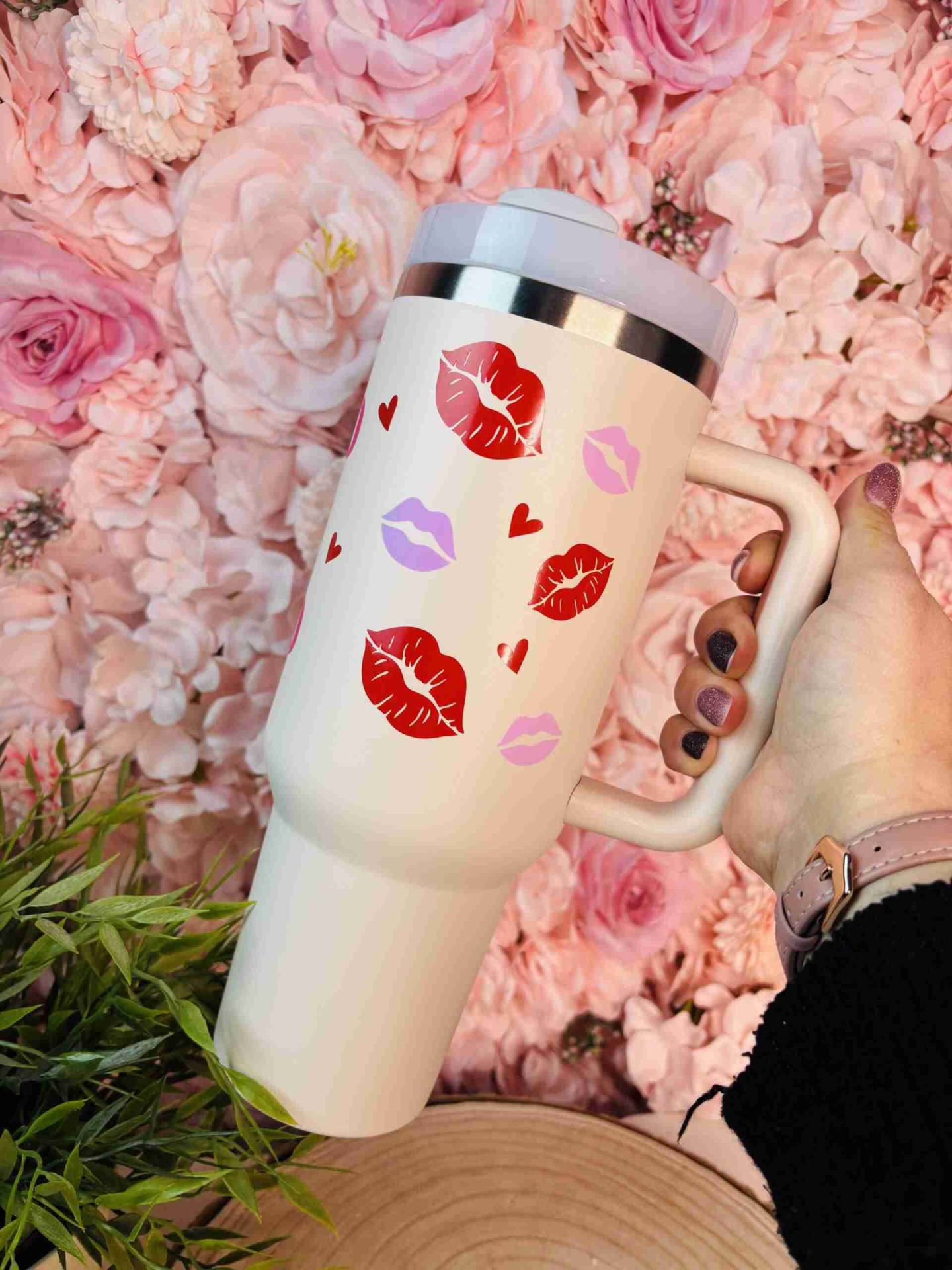 💋Stan Cup Pink Power: Borraccia Termica con Messaggio di Resistenza - Incanta Shop
