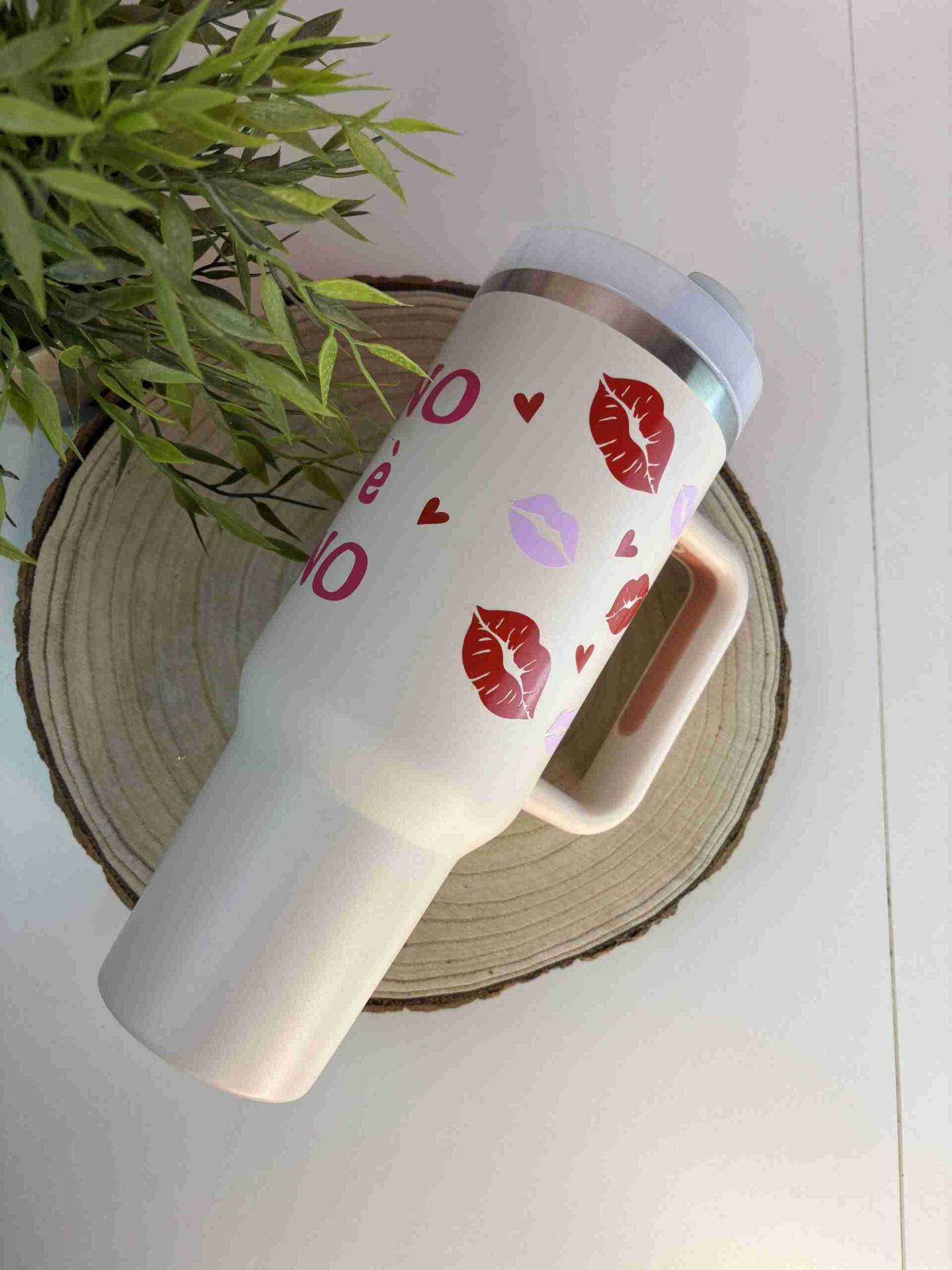 💋Stan Cup Pink Power: Borraccia Termica con Messaggio di Resistenza - Incanta Shop