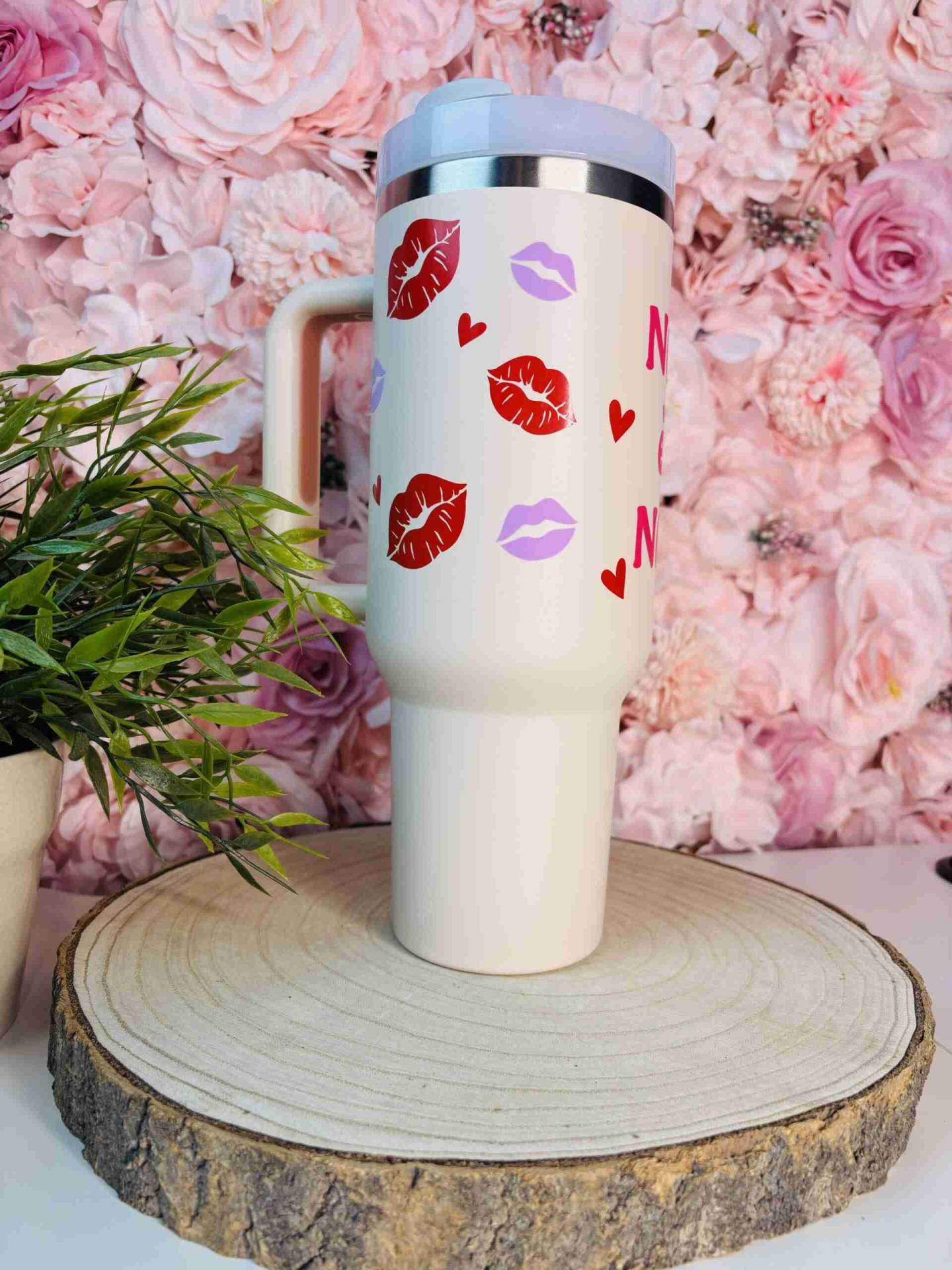 💋Stan Cup Pink Power: Borraccia Termica con Messaggio di Resistenza - Incanta Shop