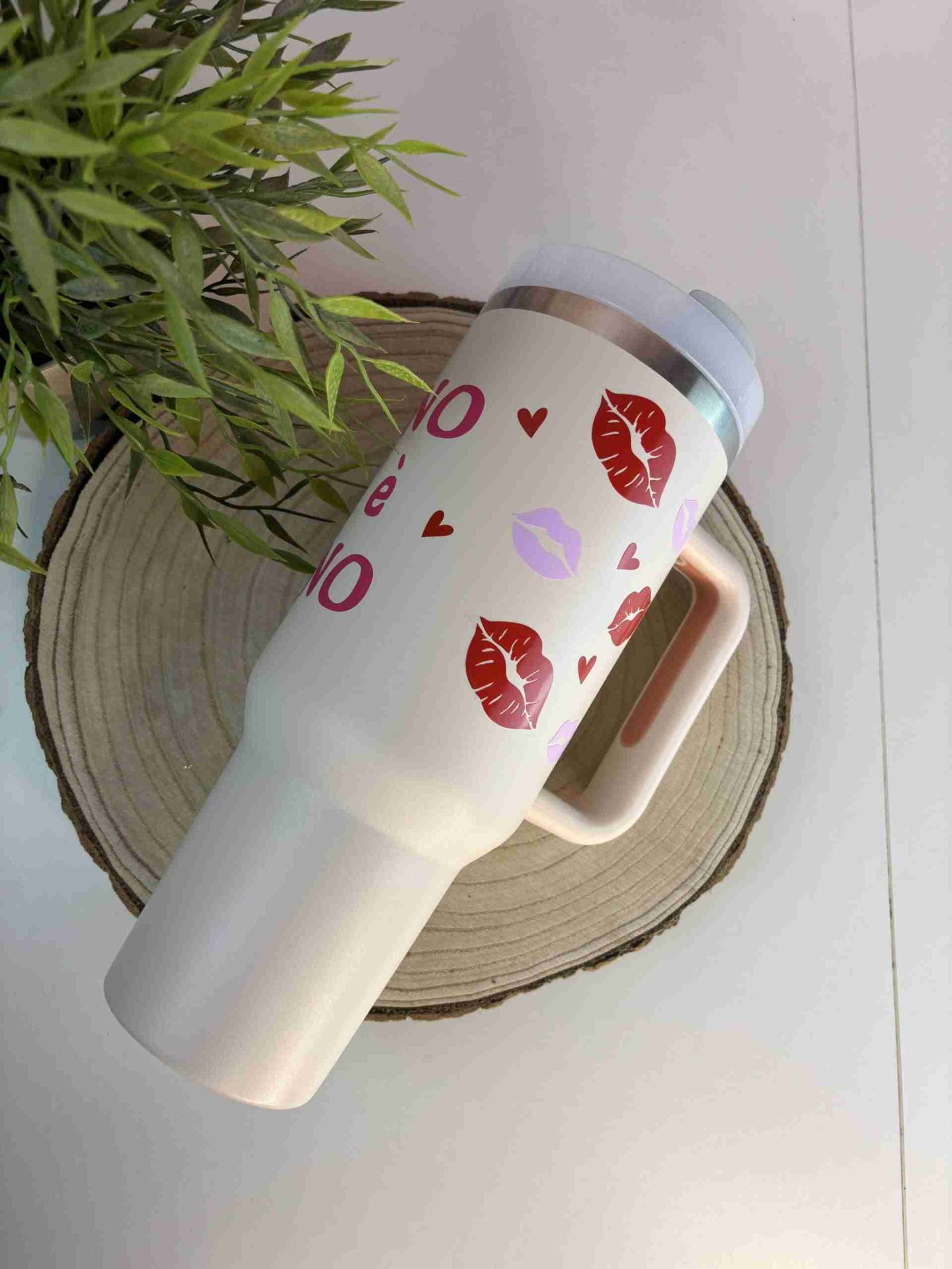 💋Stan Cup Pink Power: Borraccia Termica con Messaggio di Resistenza - Incanta Shop