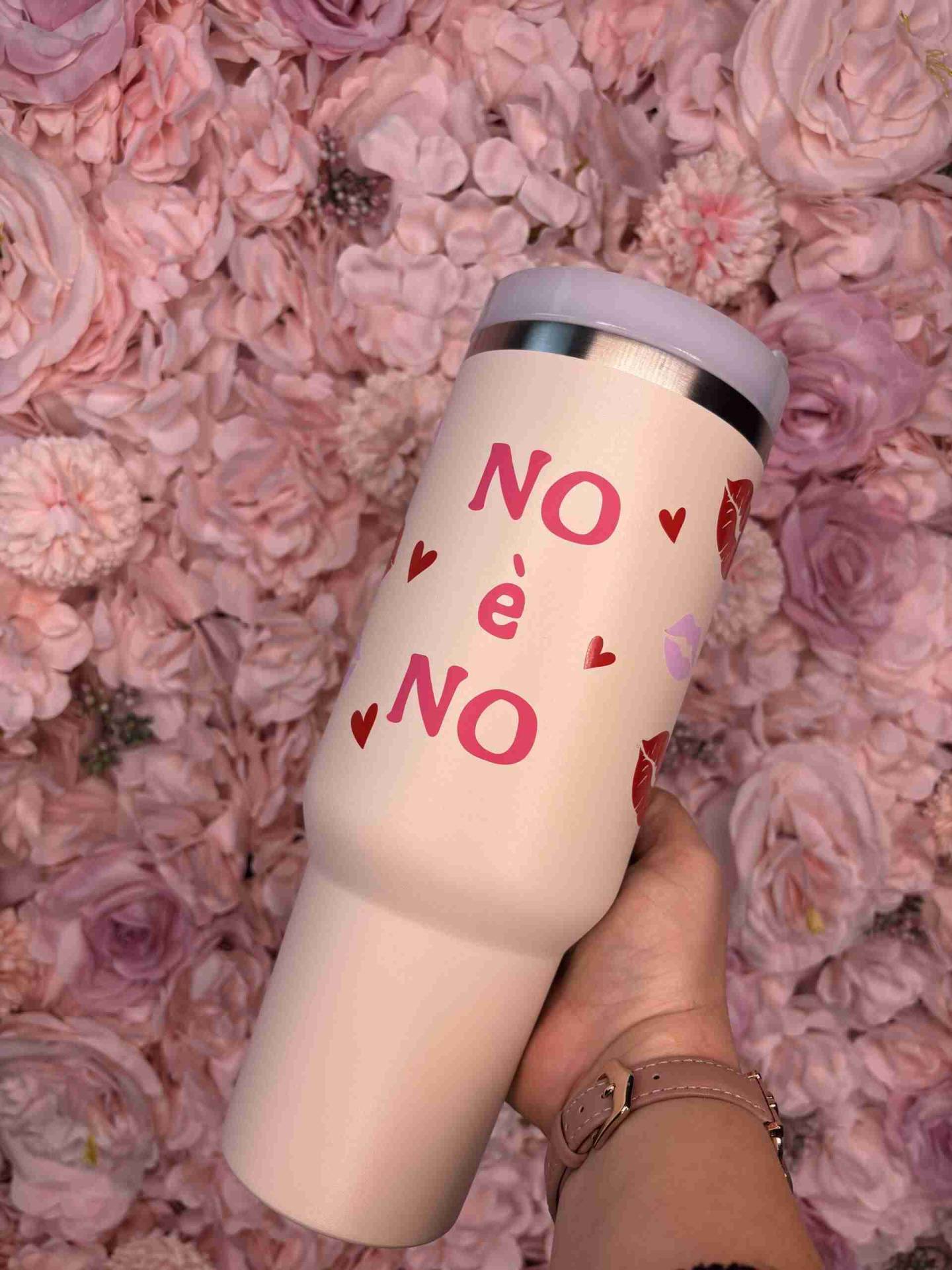 💋Stan Cup Pink Power: Borraccia Termica con Messaggio di Resistenza - Incanta Shop