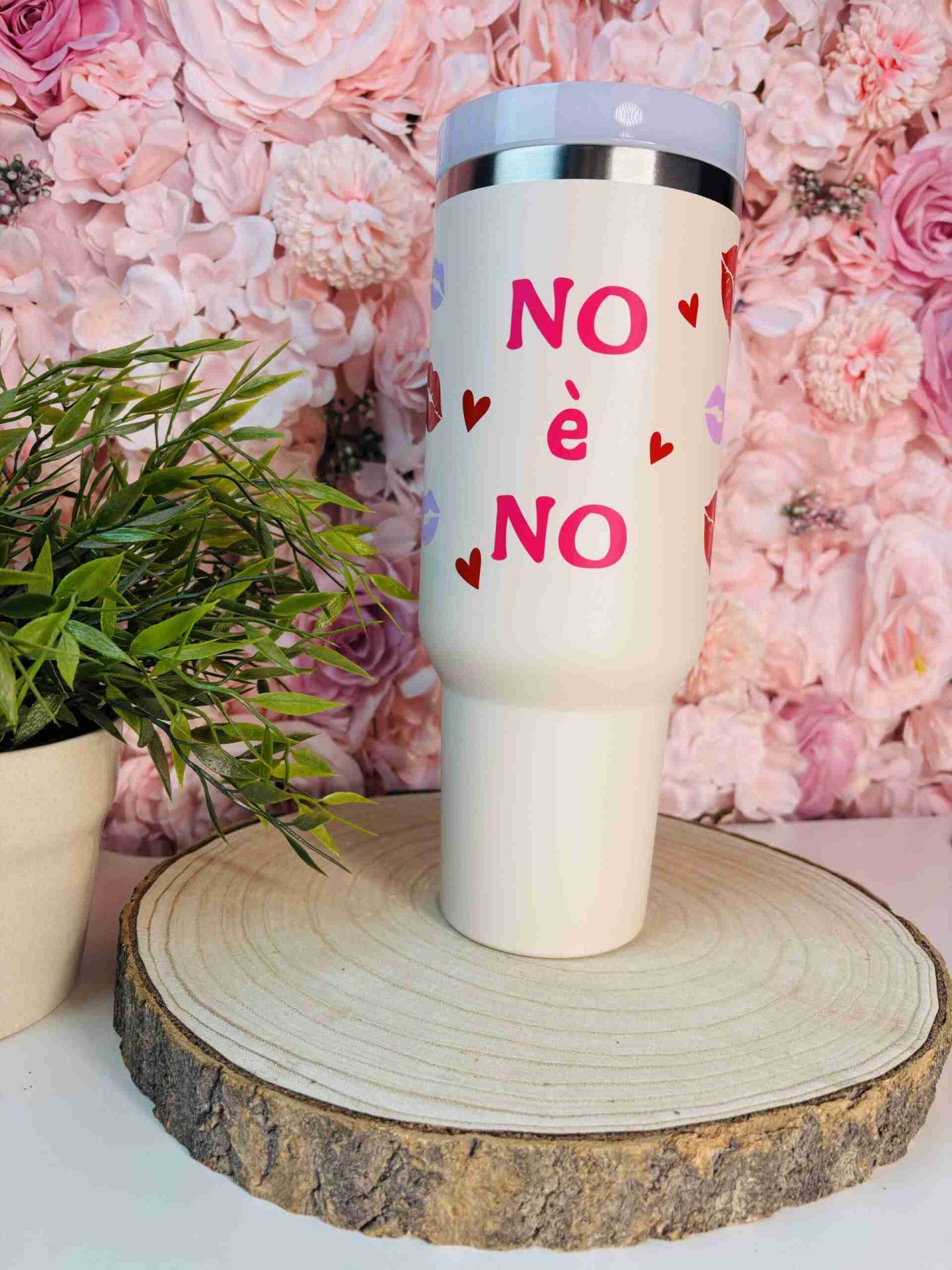 💋Stan Cup Pink Power: Borraccia Termica con Messaggio di Resistenza - Incanta Shop
