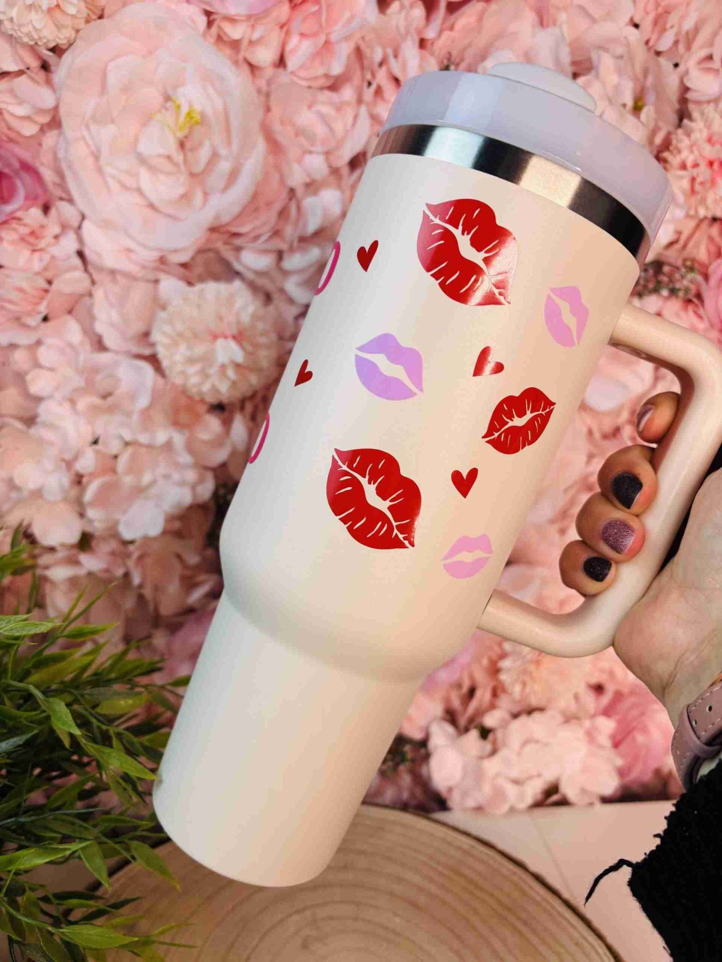 💋Stan Cup Pink Power: Borraccia Termica con Messaggio di Resistenza - Incanta Shop