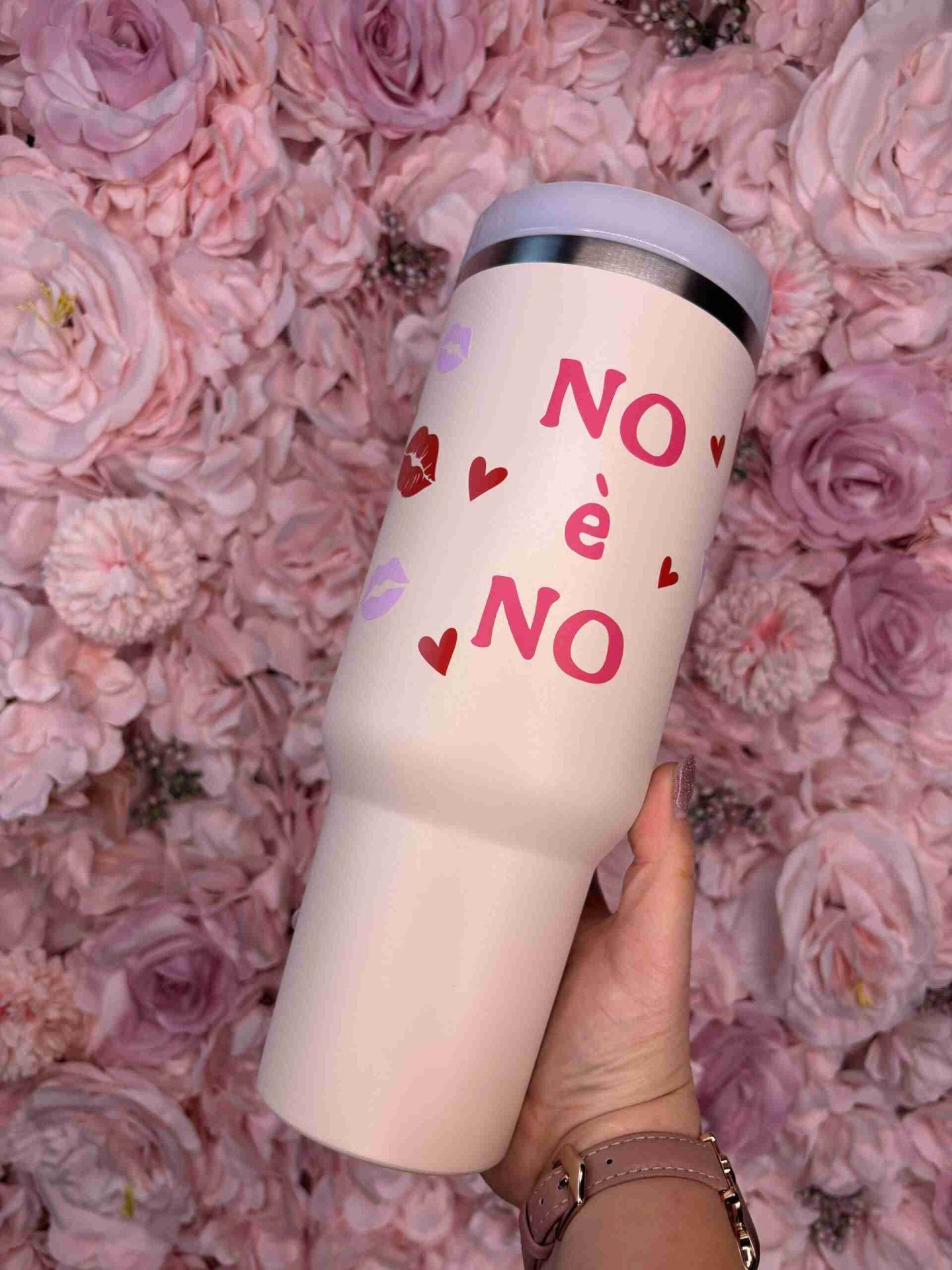 💋Stan Cup Pink Power: Borraccia Termica con Messaggio di Resistenza - Incanta Shop