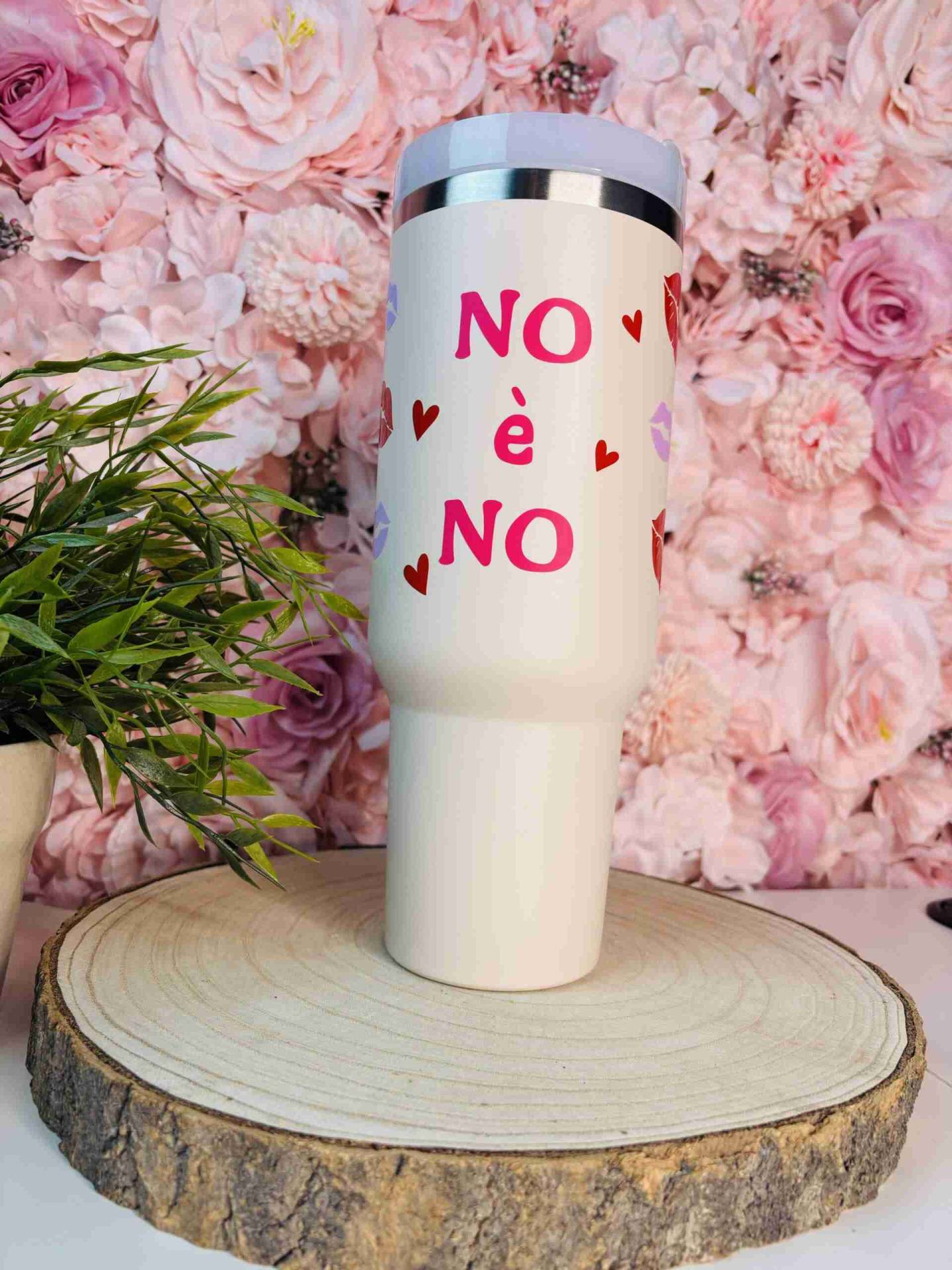 💋Stan Cup Pink Power: Borraccia Termica con Messaggio di Resistenza - Incanta Shop